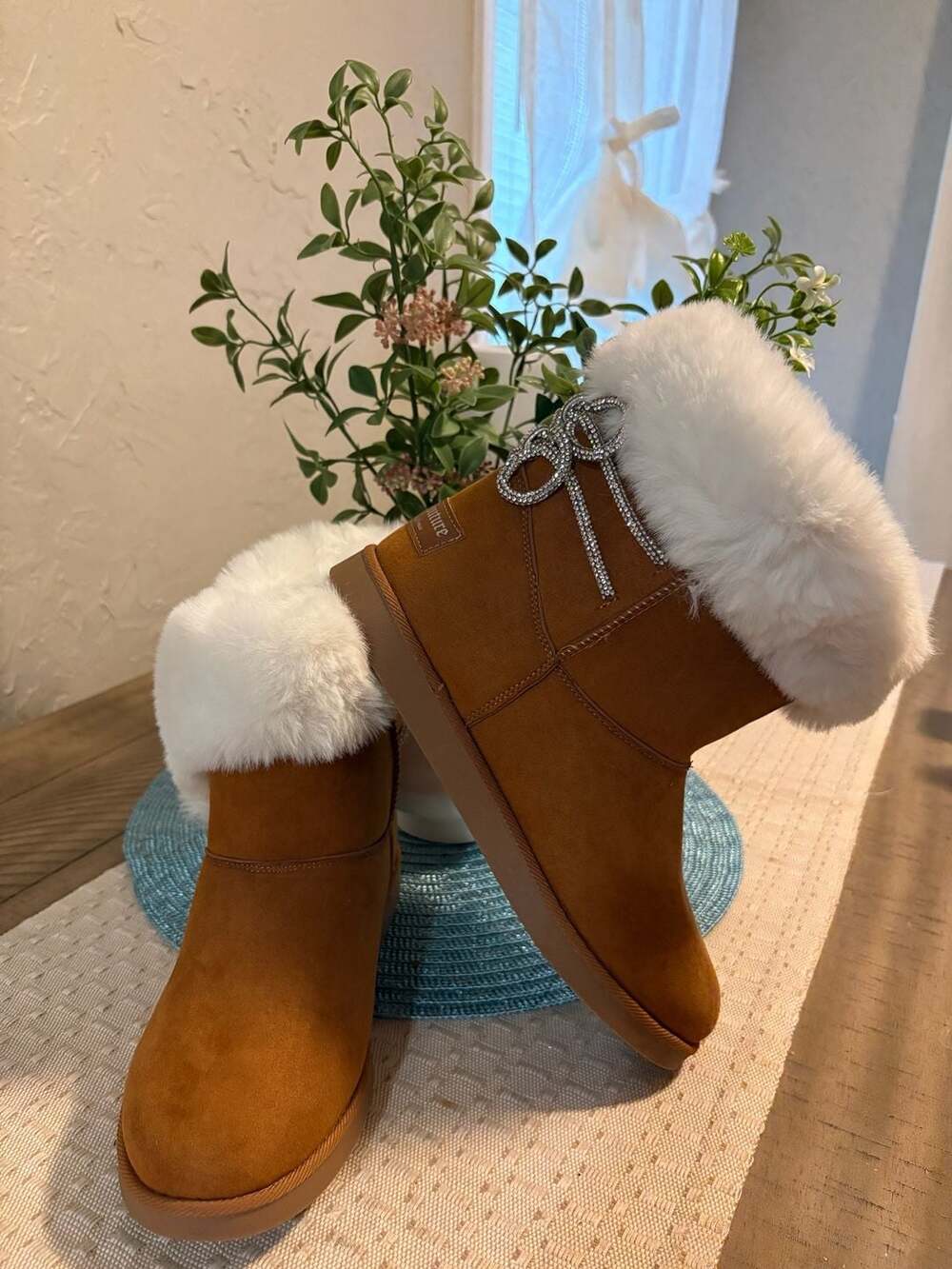 Juicy Couture IC-KAHLO Faux Fur Rhinestone Bow Boots Size 8